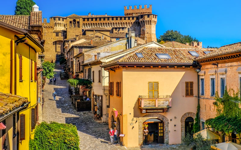 CASTELLI MEDIEVALI E BORGHI MARCHIGIANI 

